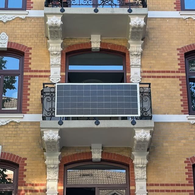 Eine Solarzelle an einem Balkon.
